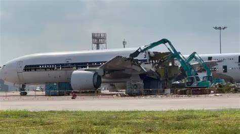 Scrapping of SIA's B777 at Changi Exhibition Centre : r/aviation.